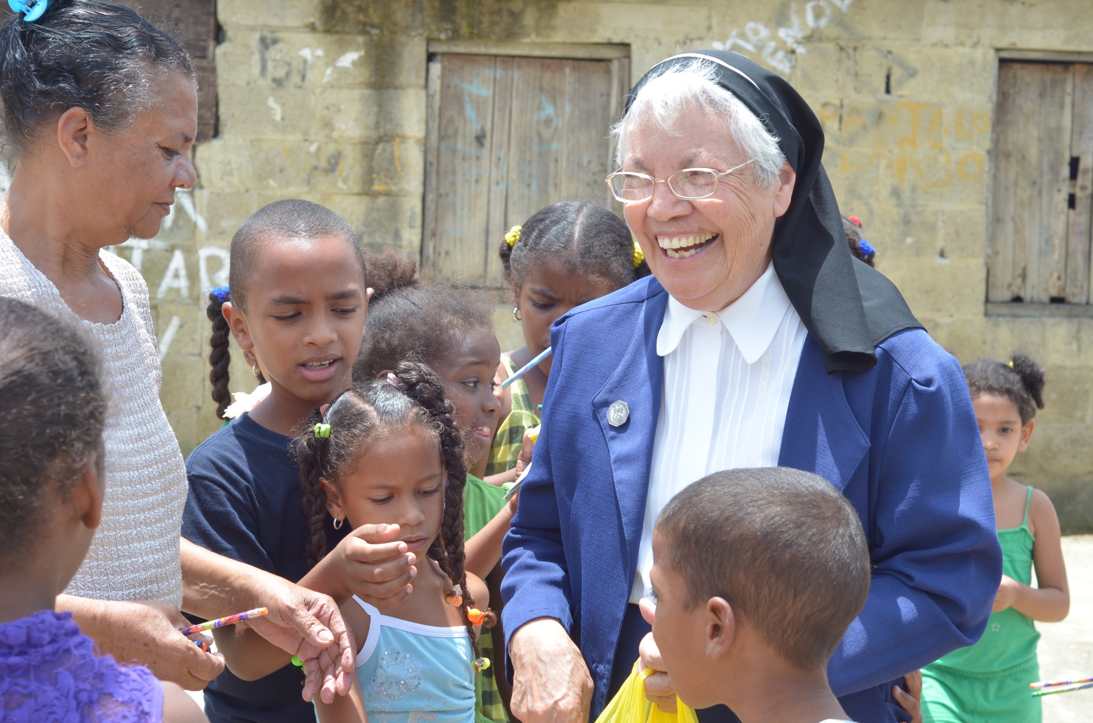 Sr Corita gives food to poor Dom Rep